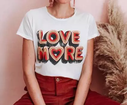 Футболка Love More в белом цвете Dazey LA