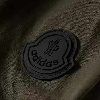 Футболка Moncler Genius x Adidas Originals, черный/оливковый