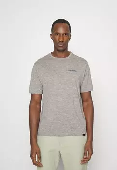 Футболка Patagonia CAP COOL DAILY GRAPHIC WATERS, цвет Feather Grey