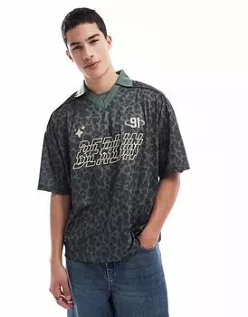 Футболка-поло Pull&Bear с леопардовым принтом зеленого цвета