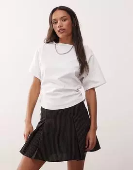 Футболка Reclaimed Vintage с косым вырезом, присборенной талией и сборками белого цвета