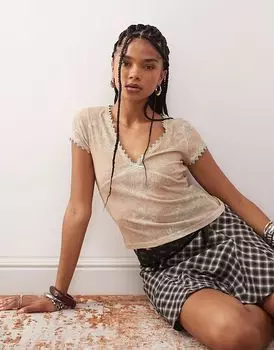 Футболка Reclaimed Vintage с V-образным вырезом, узором пейсли, кружевом и бантом в румяном цвете