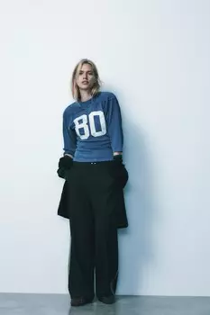 Футболка с эффектом потертости в университетском стиле ZARA, синий