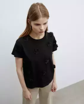 Футболка с цветочным принтом Sfera, черный