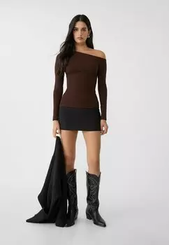Футболка с длинным рукавом WITH ASYMMETRIC NECKLINE Stradivarius, темно-коричневый