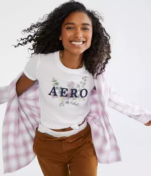 Футболка с графической аппликацией Aero и цветочной аппликацией Aeropostale, белый