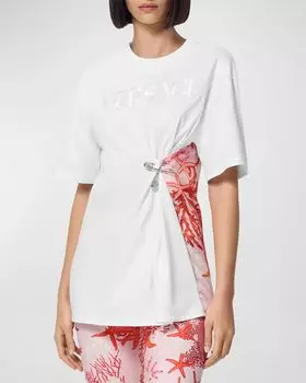 Футболка с короткими рукавами и булавкой с вышитым логотипом и принтом Vacation Versace, цвет Dusty Rose Bone