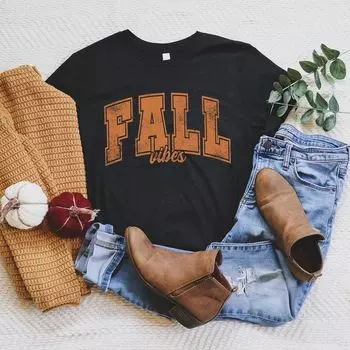 Футболка с короткими рукавами и графическим рисунком Fall Vibes Varsity Simply Sage Market