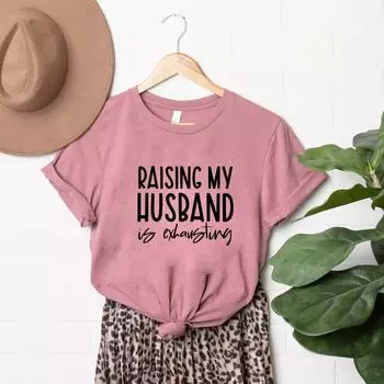 Футболка с короткими рукавами и рисунком «Воспитание мужа — это утомительно» Simply Sage Market