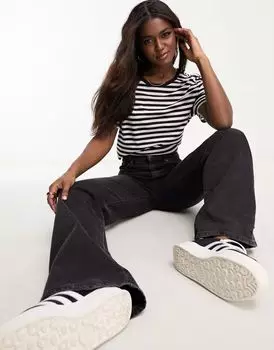 Футболка с короткими рукавами Monki в черно-белую полоску