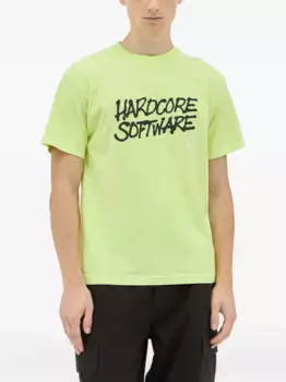 Футболка с надписью Metalwood Studio, зеленый