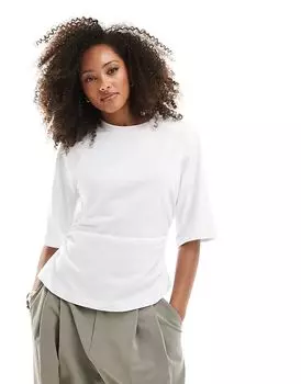 Футболка с подплечниками и поясом на талии белого цвета ASOS DESIGN