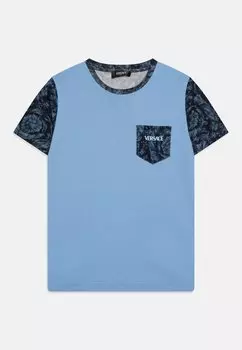 Футболка с принтом Bacchus Logo Print Unisex Versace, цвет ballet blue/blue navy