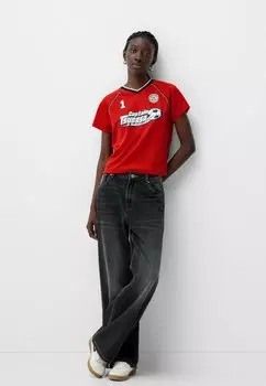 Футболка с принтом CAPTAIN TSUBASA SHORT SLEEVE Bershka, красный