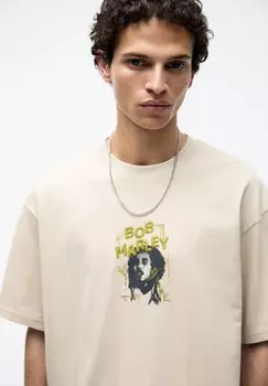 Футболка с принтом Embroidered Bob Marley PULL&BEAR, бежевая