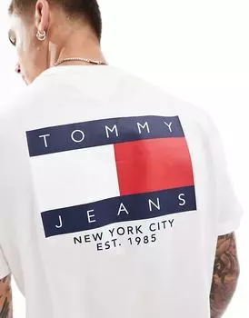 Футболка с принтом флага и логотипа на спине белого цвета Tommy Jeans