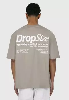 Футболка с принтом HEAVY YESTERDAY Dropsize, серо-коричневый