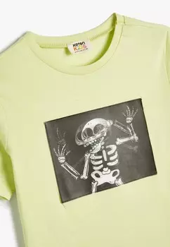 Футболка с принтом HOLOGRAPHIC PRINTED SHORT SLEEVE CREW NECK Koton, зеленый