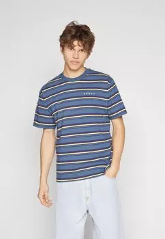 Футболка с принтом КВАРТАЛ Edwin, синий/фиолетовый/желтый