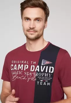 Футболка с принтом MIT COLOR-BLOCKING UND ARTWORK Camp David, Бордо