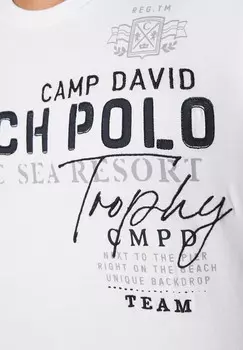 Футболка с принтом MIT COLOR-BLOCKING UND ARTWORK Camp David, белый