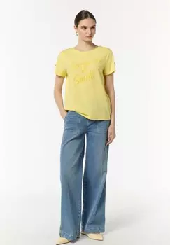 Футболка с принтом MIT LOGO-TAPE AUF DEN SCHULTERN comma casual identity, светло-желтый