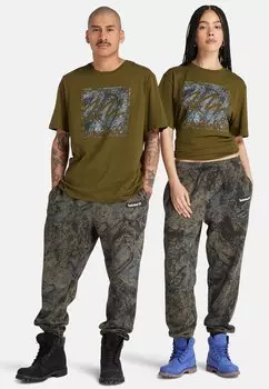 Футболка с принтом Mountains Camo Printed Stack Logo Timberland, цвет dark olive
