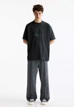 Футболка с принтом One Piece PULL&BEAR, темно-серая