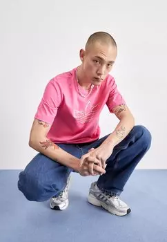 Футболка с принтом Pabllo Vittar Pride Tee adidas Originals, полусолнечно-розовая