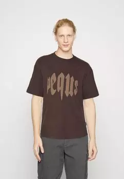 Футболка с принтом PEQUS MYTHIC LOGO UNISEX, коричневый