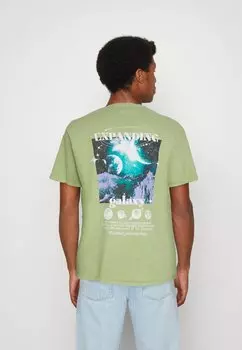 Футболка с принтом РАСШИРЯЮЩАЯСЯ ГАЛАКТИКА BDG Urban Outfitters, зеленовато-желтый