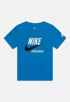 Футболка с принтом RETRO SPORTSWEAR TEE Nike Sportswear, цвет light photo blue