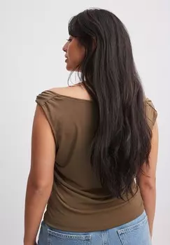 Футболка с принтом Schulterfreies Mit Detail NA-KD, хаки