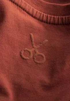 Футболка с принтом Shield Maiden KAFT, темно-красныйик