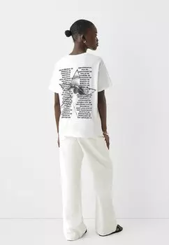 Футболка с принтом Short Sleeve Olivia Rodrigo Bershka, бежевая