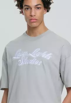 Футболка с принтом SHUTTER LOW LIGHTS STUDIOS®, светло-серый