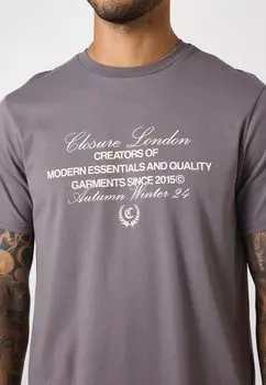 Футболка с принтом STACKED MULTI TYPE TEE CLOSURE London, коричневый