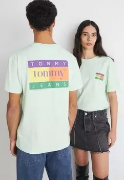 Футболка с принтом TJM REG SUMMER FLAG TEE EXT Tommy Jeans, цвет opal green