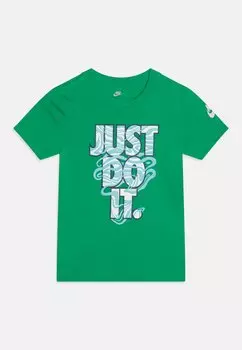 Футболка с принтом WAVES TEE Nike Sportswear, цвет stadium green