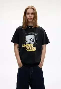 Футболка с принтом WITH RAISED SLOGAN AND GRAPHIC PULL&BEAR, черный