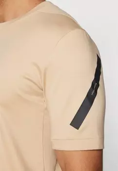 Футболка с принтом Z.N.E. adidas Sportswear, бежевый