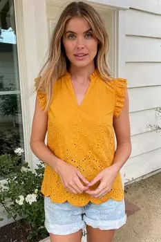 Футболка с рюшами на рукавах и английской вышивкой цвета охры желтого цвета Love & Roses, желтый