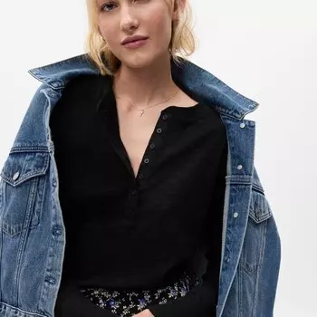 Футболка с тонкой резинкой и вырезом «дедушкина» горловины Gap, черный