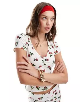 Футболка с треугольным вырезом и сборкой спереди ASOS DESIGN с клубничным принтом в тон