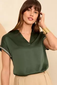 Футболка с V образным вырезом и атласной отделкой спереди Love & Roses, зеленый