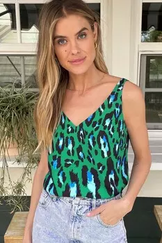 Футболка с V-образным вырезом и вырезом сзади Love & Roses, зеленый