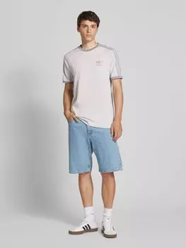 Футболка с вышитой этикеткой adidas Originals, светло-серый