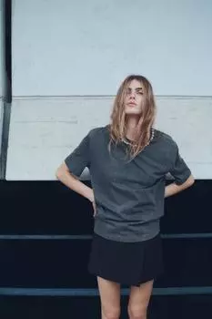 Футболка с вытяженным эффектом со стразами ZARA, темно-серый