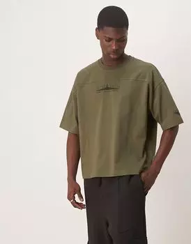 Футболка свободного кроя ASOS DESIGN цвета хаки с принтом на груди и декоративными швами