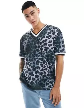 Футболка свободного кроя с V-образным вырезом ASOS с леопардовым принтом и принтом на груди